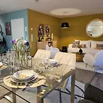 Elegant With Direct River View, Balcony And Parking In