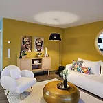 Elegant With Direct River View, Balcony And Parking In