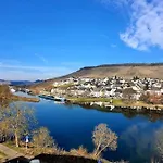 Elegant With Direct River View, Balcony And Parking In Appartamento Bernkastel-Kues