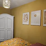 Elegant With Direct River View, Balcony And Parking In Appartamento