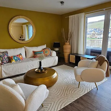 Apartmán Elegant With Direct River View, Balcony And Parking In *