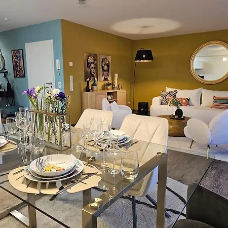 Elegant With Direct River View, Balcony And Parking In