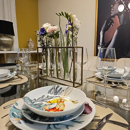 Elegant With Direct River View, Balcony And Parking In Lejlighed *
