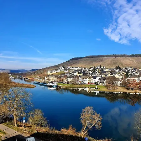 Apartmán Elegant With Direct River View, Balcony And Parking In *