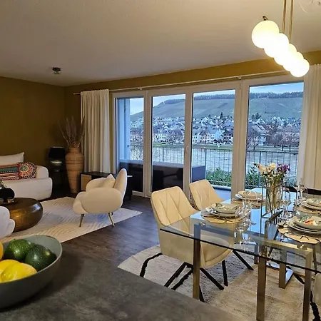Deluxe 3-rooms River View,