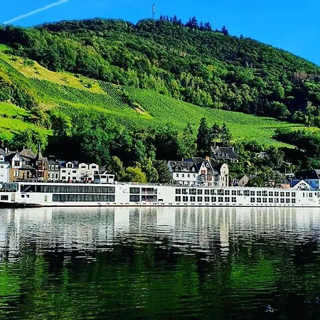 Elegant With Direct River View, Balcony And Parking In Lejlighed