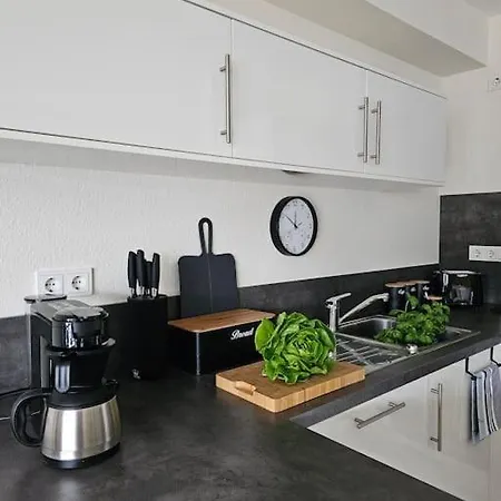 Elegant With Direct River View, Balcony And Parking In Lejlighed *