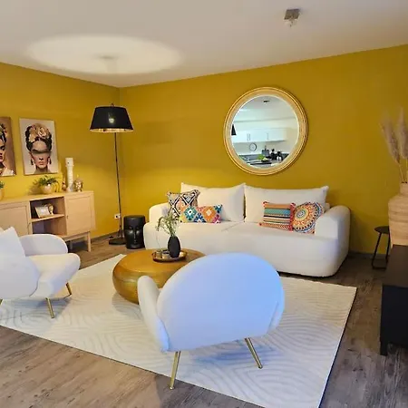 Elegant With Direct River View, Balcony And Parking In Lejlighed