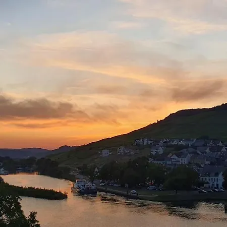 Elegant With Direct River View, Balcony And Parking In Lejlighed