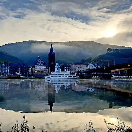 Elegant With Direct River View, Balcony And Parking In Apartmán