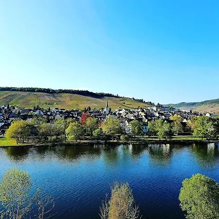 Apartmán Elegant With Direct River View, Balcony And Parking In