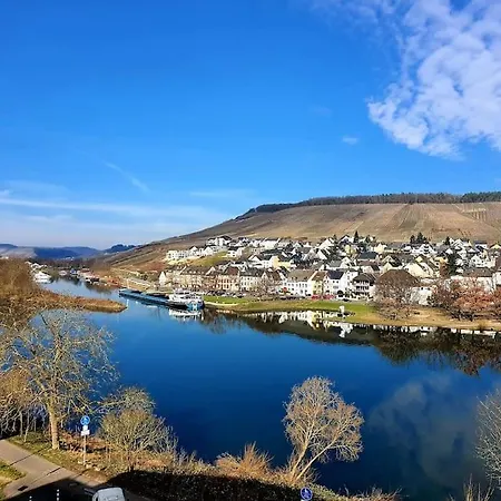 Elegant With Direct River View, Balcony And Parking In Apartmán Bernkastel-Kues