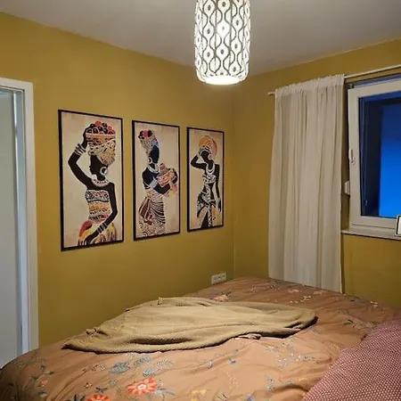 Elegant With Direct River View, Balcony And Parking In Lejlighed