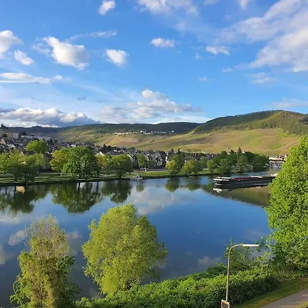 Elegant With Direct River View, Balcony And Parking In Bernkastel-Kues