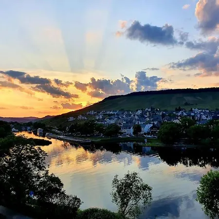 Apartmán Elegant With Direct River View, Balcony And Parking In Bernkastel-Kues