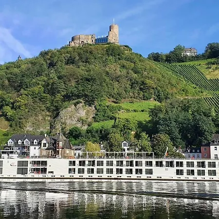 Lejlighed Elegant With Direct River View, Balcony And Parking In *