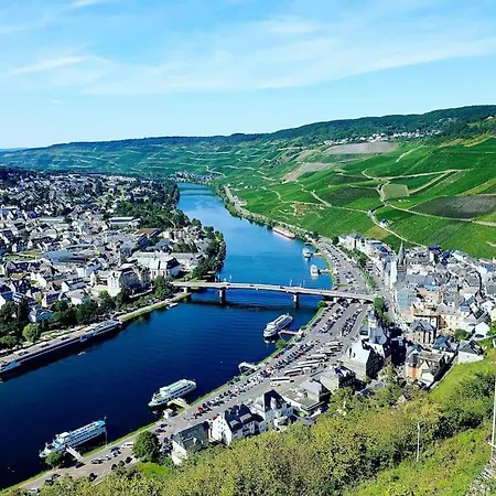 Elegant With Direct River View, Balcony And Parking In Lejlighed *