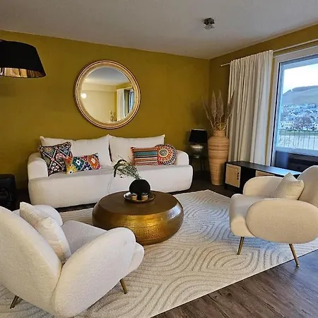 Apartmán Elegant With Direct River View, Balcony And Parking In *