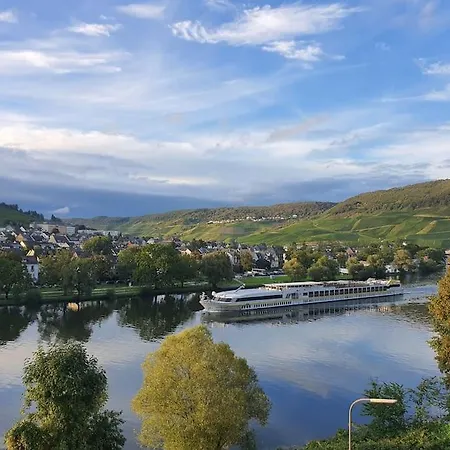 Lejlighed Elegant With Direct River View, Balcony And Parking In