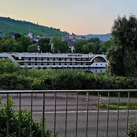 Lägenhet Elegant With Direct River View, Balcony And Parking In