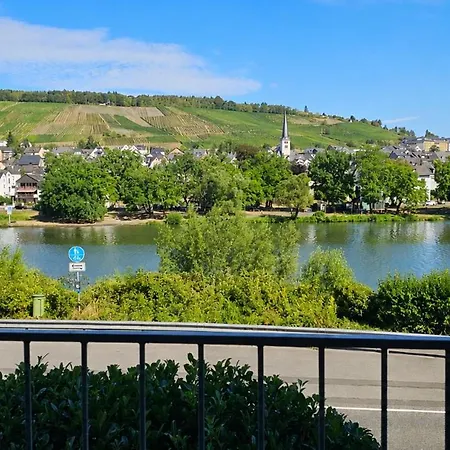 Elegant With Direct River View, Balcony And Parking In Lejlighed