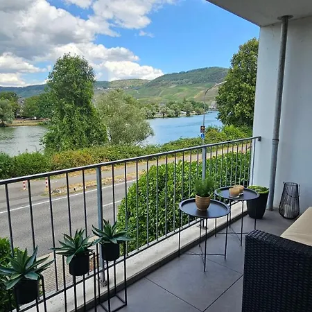 Elegant With Direct River View, Balcony And Parking In Lejlighed *
