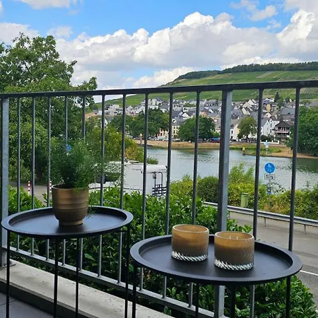 Elegant With Direct River View, Balcony And Parking In Lejlighed
