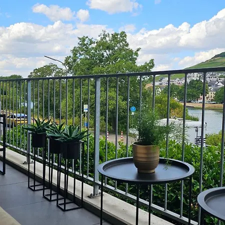 Lejlighed Elegant With Direct River View, Balcony And Parking In *