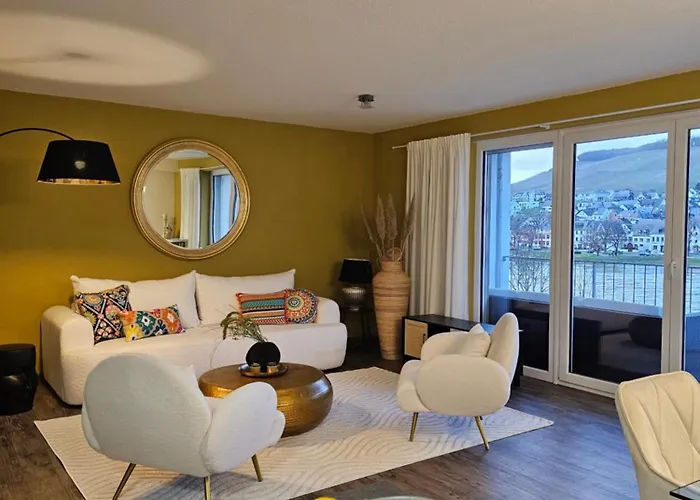 Lägenhet Elegant With Direct River View, Balcony And Parking In *