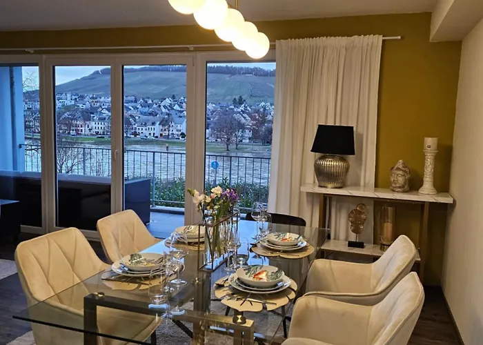 Elegant With Direct River View, Balcony And Parking In Lägenhet Bernkastel-Kues