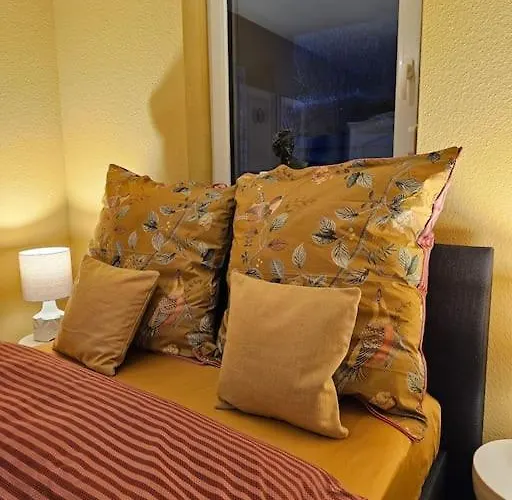 Elegant With Direct River View, Balcony And Parking In Lägenhet *