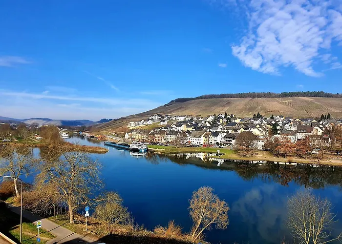 Lägenhet Elegant With Direct River View, Balcony And Parking In *