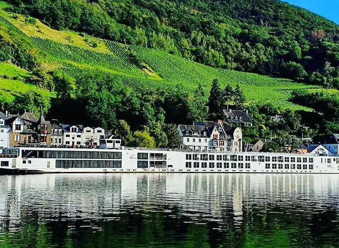 Elegant With Direct River View, Balcony And Parking In Apartamento