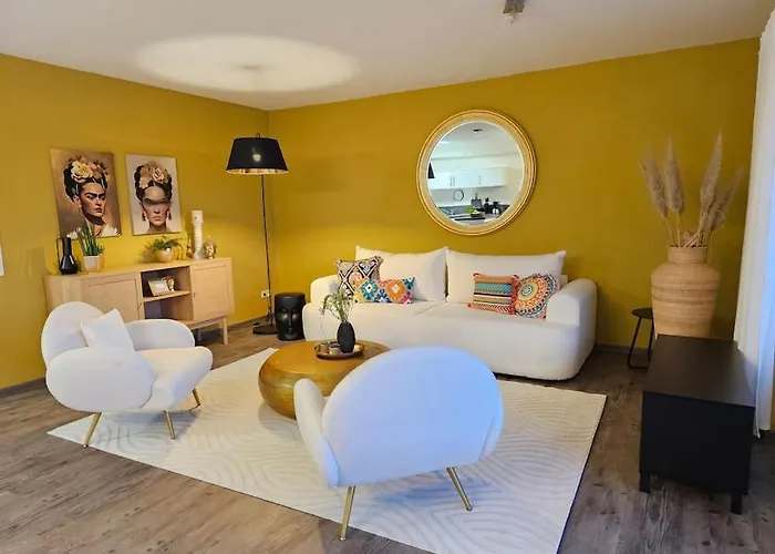 Elegant With Direct River View, Balcony And Parking In Lägenhet