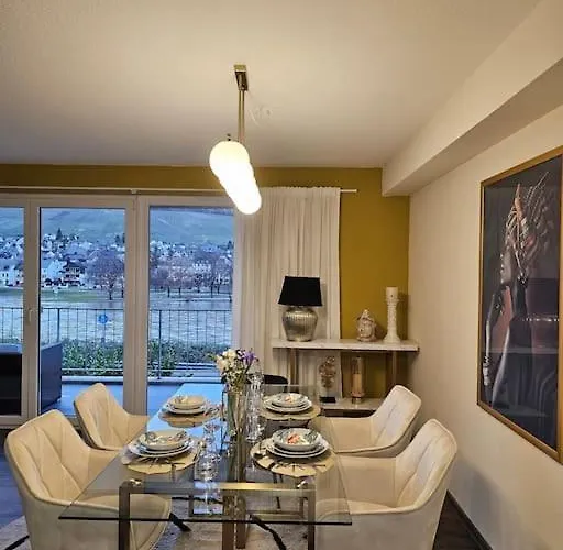 Lägenhet Elegant With Direct River View, Balcony And Parking In