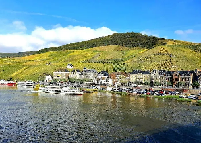 Elegant With Direct River View, Balcony And Parking In