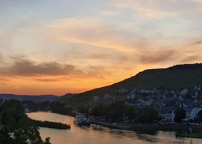 Elegant With Direct River View, Balcony And Parking In Lägenhet