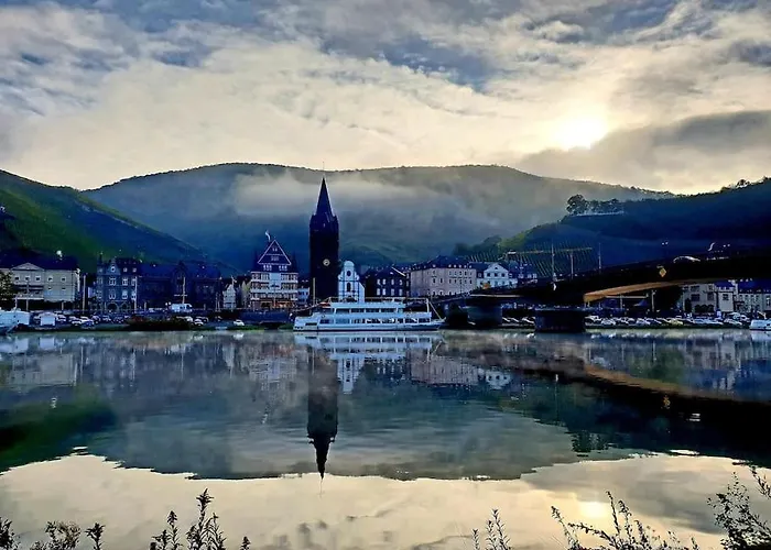 Elegant With Direct River View, Balcony And Parking In Lägenhet