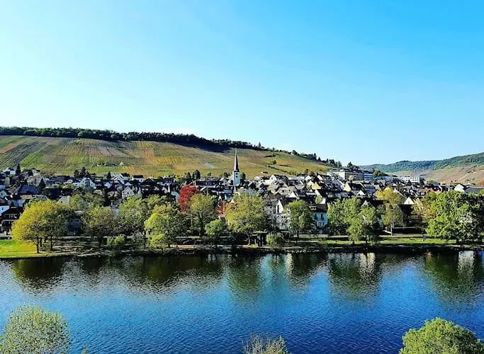 Lägenhet Elegant With Direct River View, Balcony And Parking In