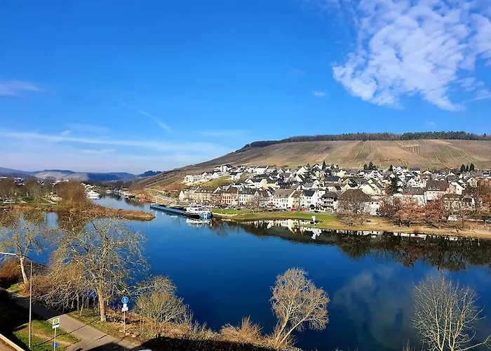 Elegant With Direct River View, Balcony And Parking In Lägenhet Bernkastel-Kues