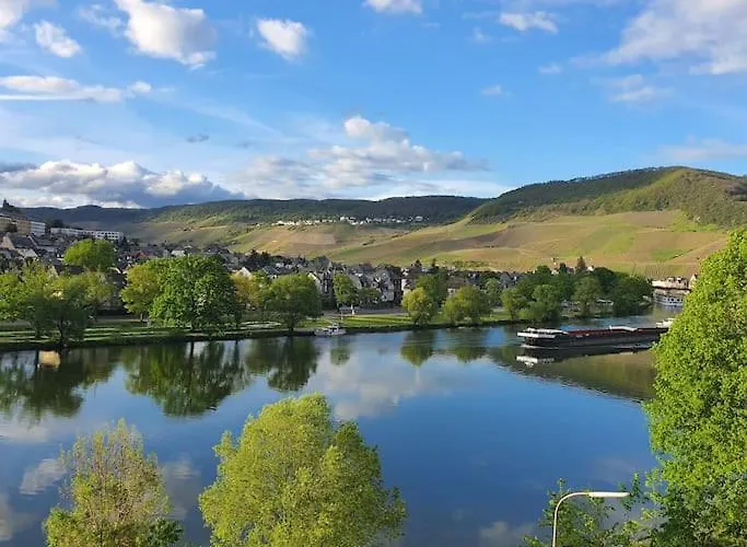 Elegant With Direct River View, Balcony And Parking In Bernkastel-Kues