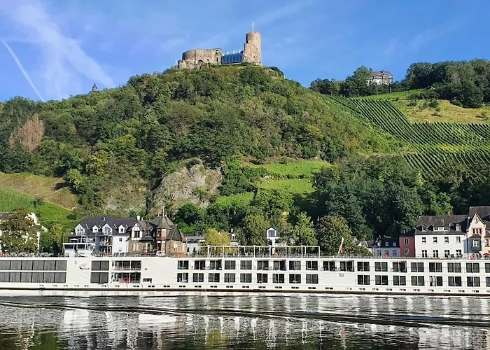 Lägenhet Elegant With Direct River View, Balcony And Parking In *