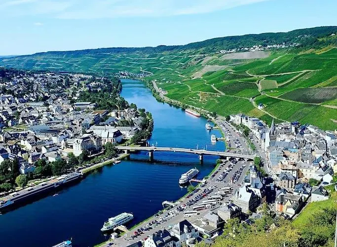 Elegant With Direct River View, Balcony And Parking In Lägenhet *