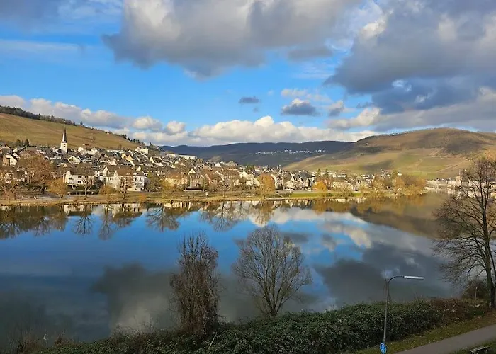 Elegant With Direct River View, Balcony And Parking In Lägenhet