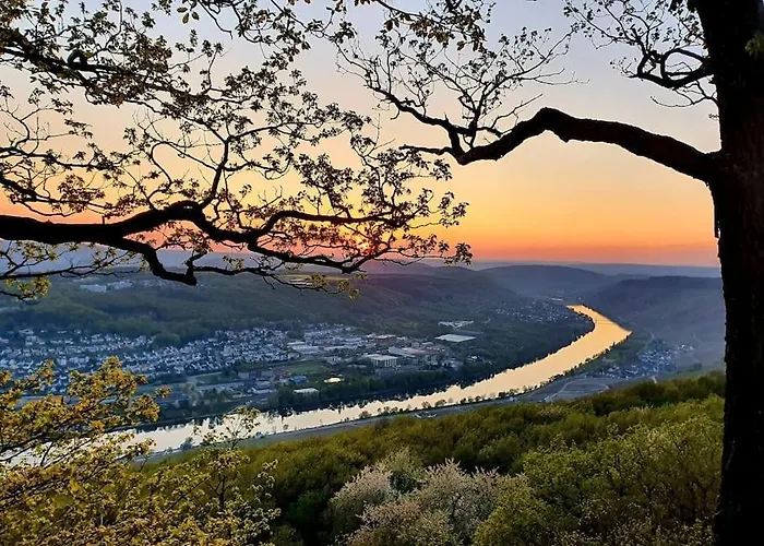 Elegant With Direct River View, Balcony And Parking In Apartamento Bernkastel-Kues