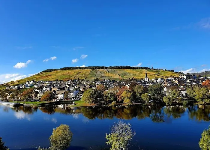 Elegant With Direct River View, Balcony And Parking In Lägenhet