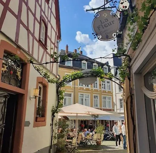 Elegant With Direct River View, Balcony And Parking In