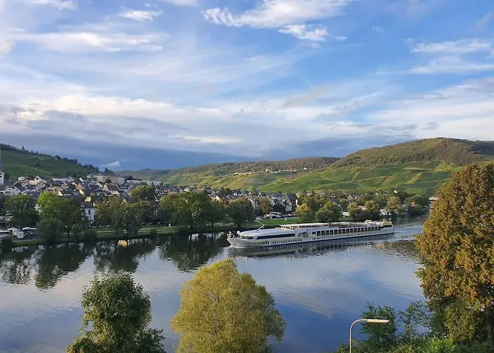 Lägenhet Elegant With Direct River View, Balcony And Parking In