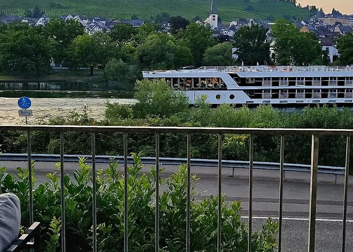 Lägenhet Elegant With Direct River View, Balcony And Parking In Bernkastel-Kues